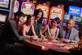 Permainan slot dan dealer langsung tersedia di 888slots dengan antarmuka yang user-friendly